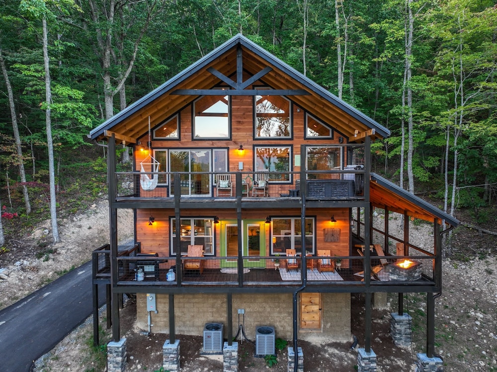 Goodness Gracious 3 Bedroom Cabin by RedAwning - Property Image 24