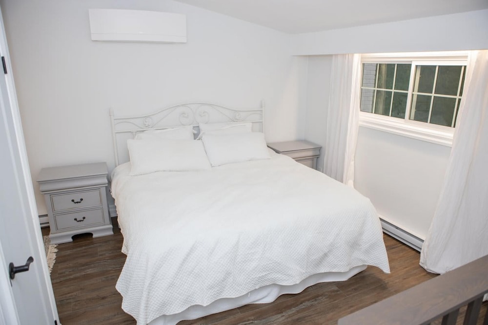 Fully Private 3 Bdrm Suite - The Winchester