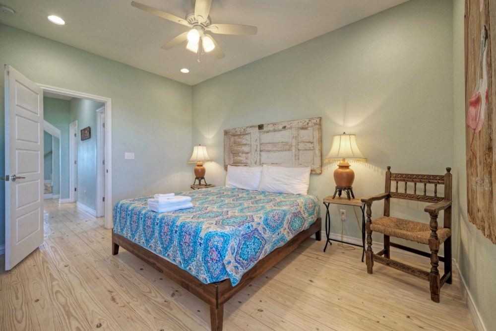 Sleeps 26 2 Homes w/ Waterfront Pool + Boat Dock Laguna Village Escape