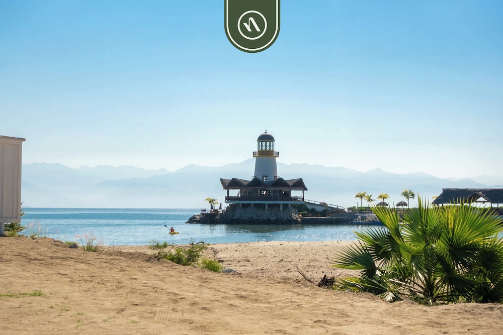 Oceanfront 3BR Condo With Beach Club - Pool