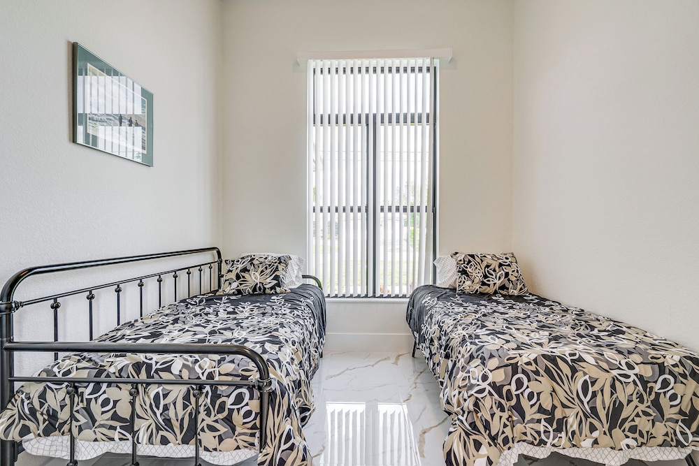 7 Mi to Dtwn Cape Coral: Home w/ Pool & Spa!