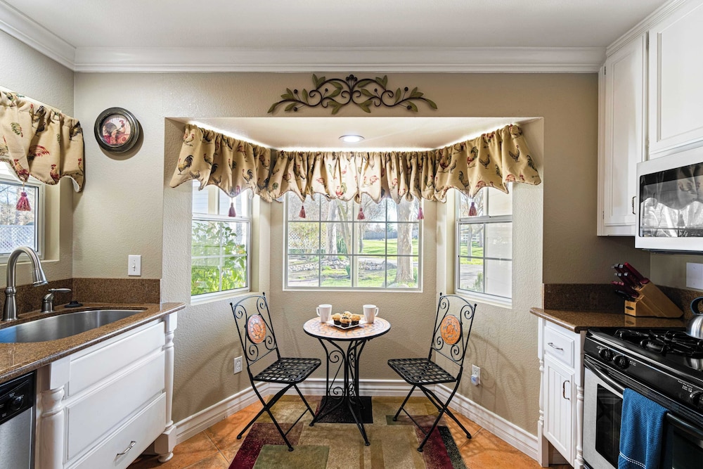 Victorian Manor In Paso Robles Wine Country + Pool, Hot Tub, Firepit, Tennis Court Sleeps 28
