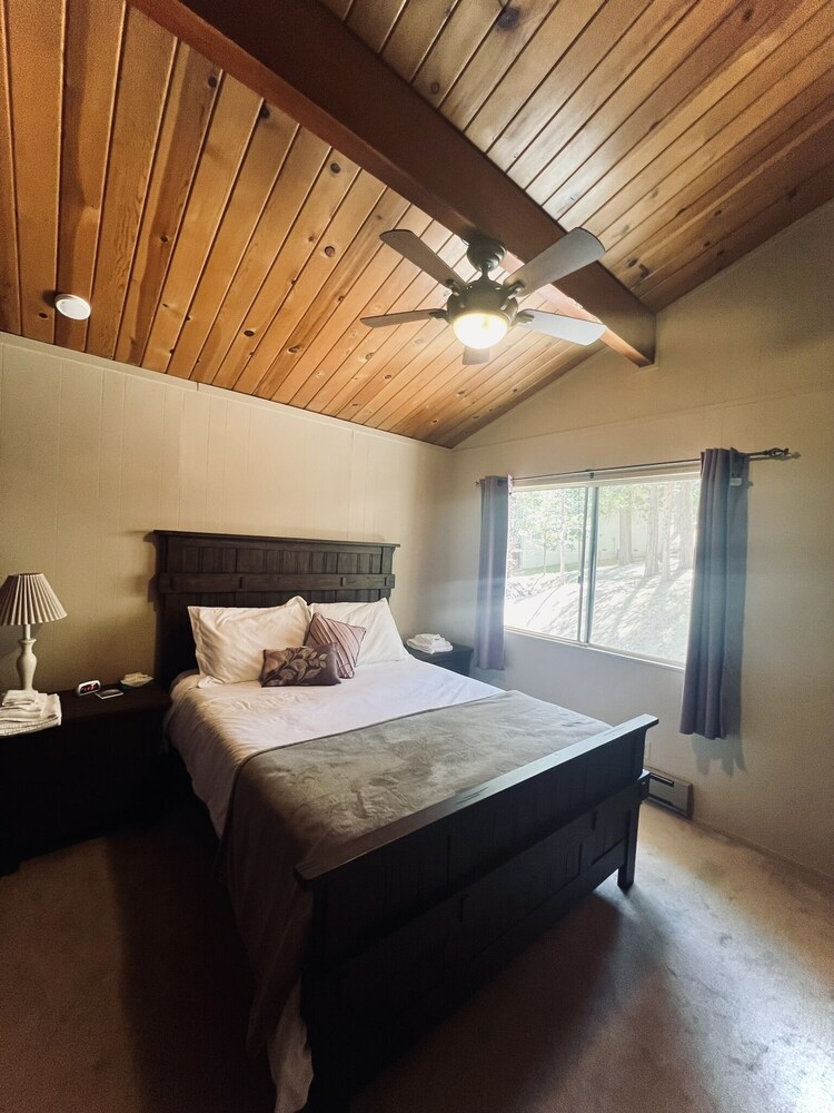 The Cozy Cabin - 2-level Home With Spacious Yard 4 Bedroom Home view 2