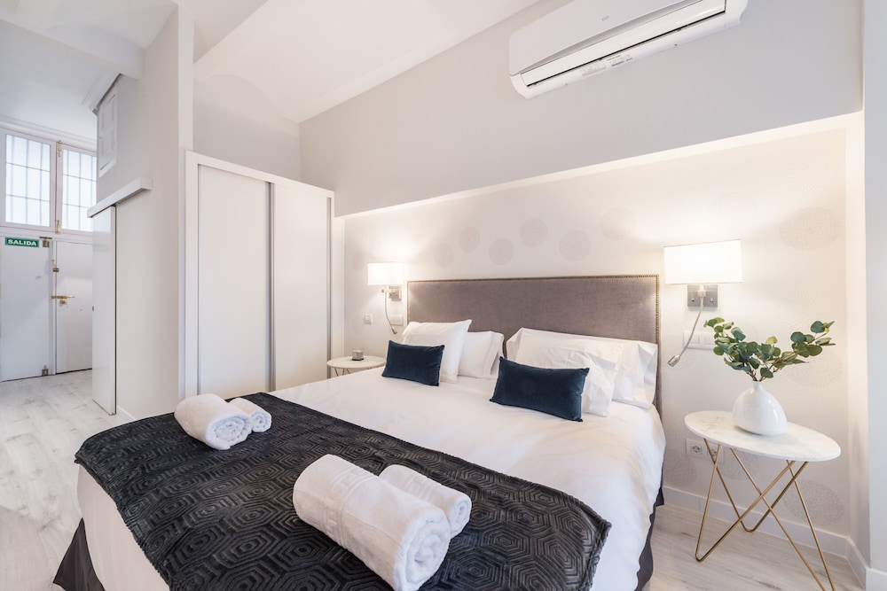 Apartment 1Bd With Balcony in Plaza Mayor Square. Plaza Mayor III view 3