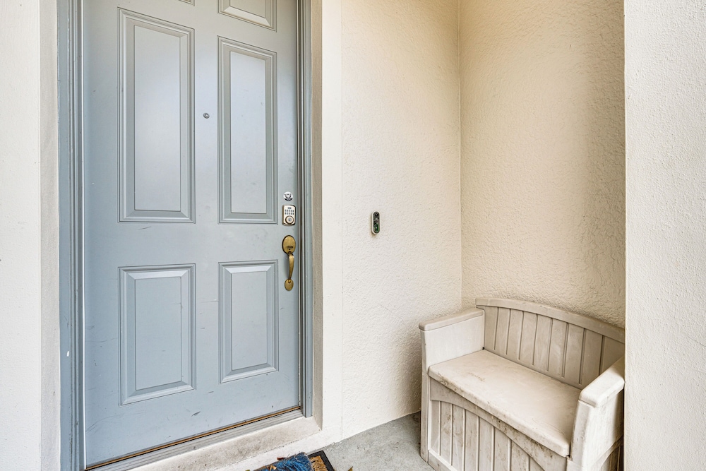 Townhome w/ Lanai & Private Pool: 14 Mi to Disney!
