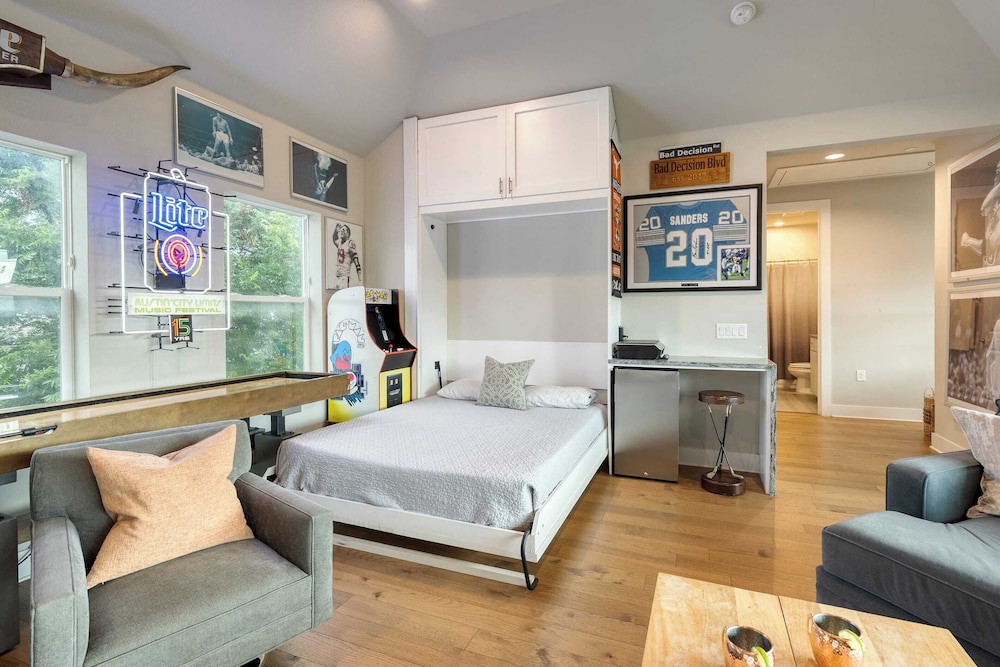 Town Lake Townhouse Hot Tub, Game Room & Skyline Views