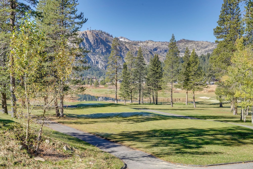 Lake Tahoe Vacations - Breathtaking Olympic Valley Gem: Walk to Chairlift - Property Image 2