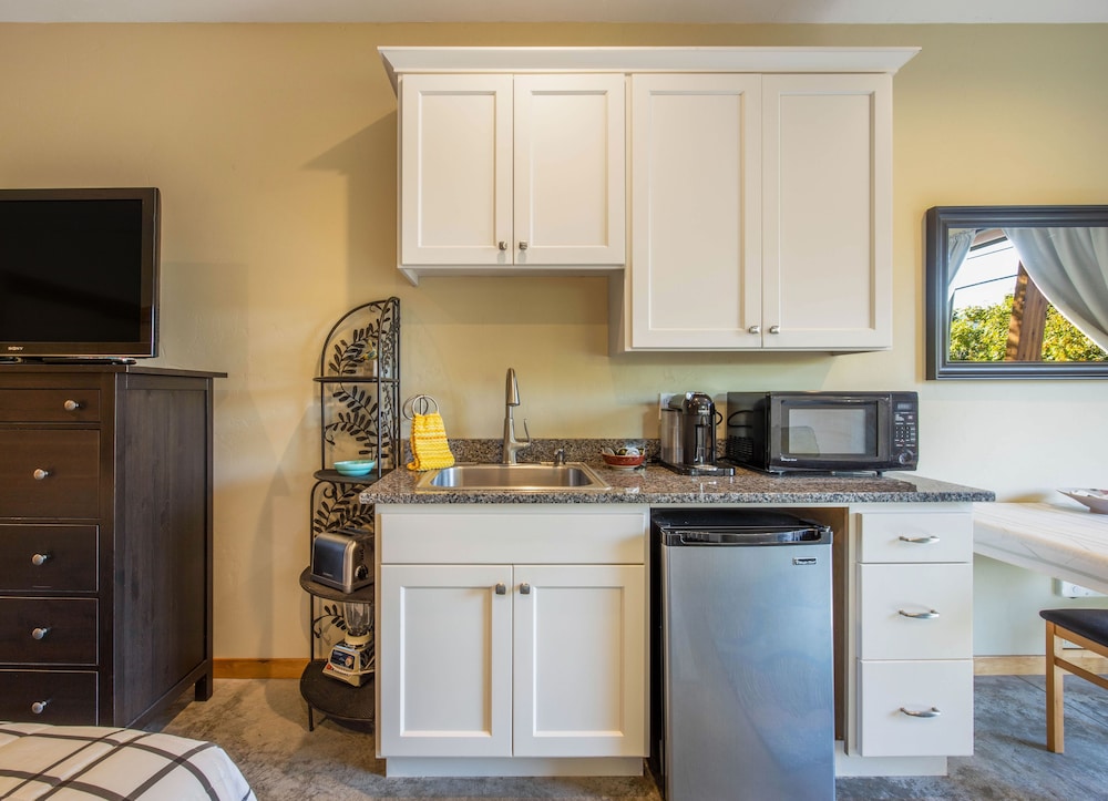 White Cap 1 Bedroom Home by RedAwning view 2