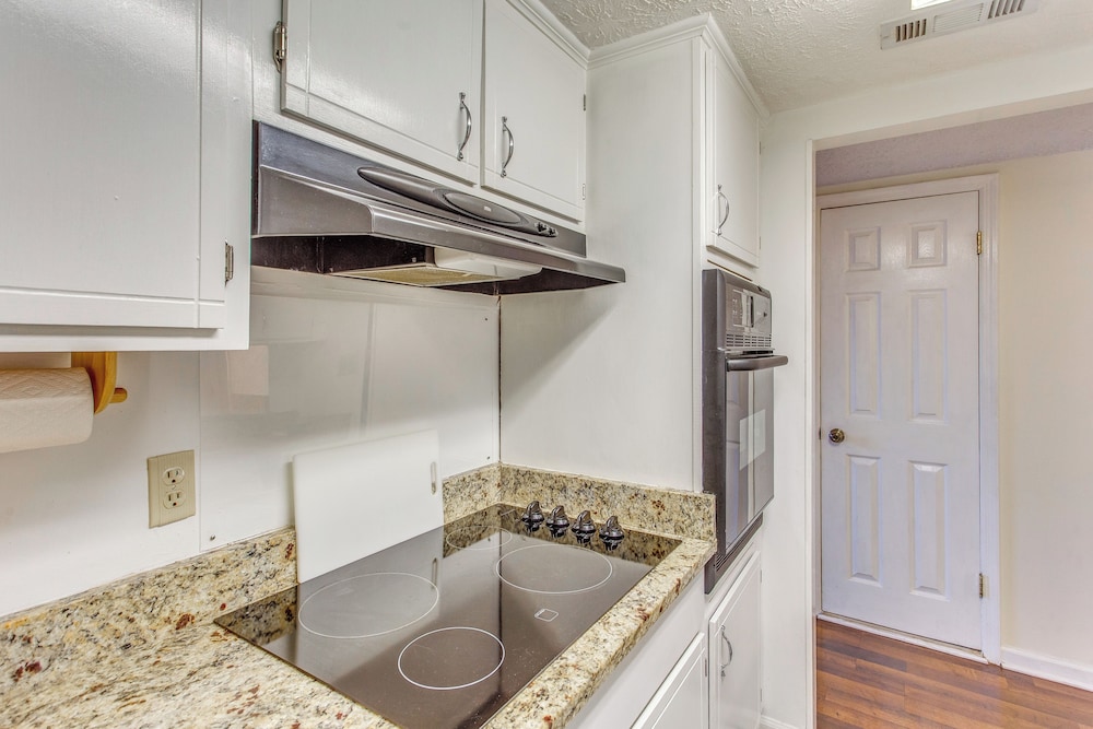 Walk to Myrtle Beach: Townhome w/ Pool Access