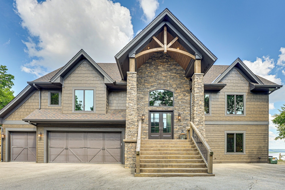 River Views + Wraparound Deck: Dubuque Getaway