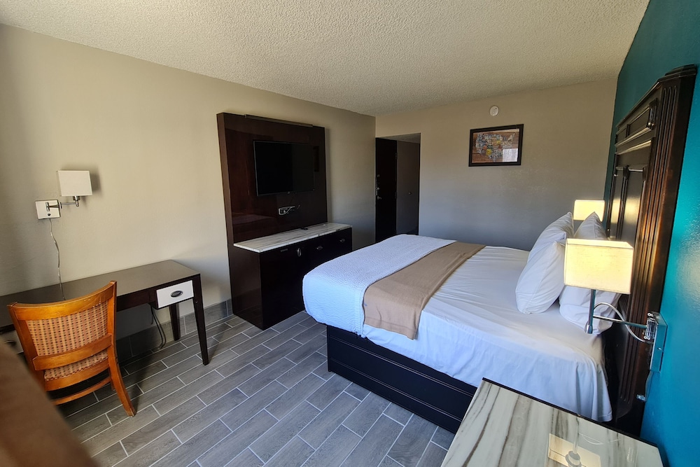 Bloomington Vacations - Bloomington Inn I-55 and I-74 - Property Image 10