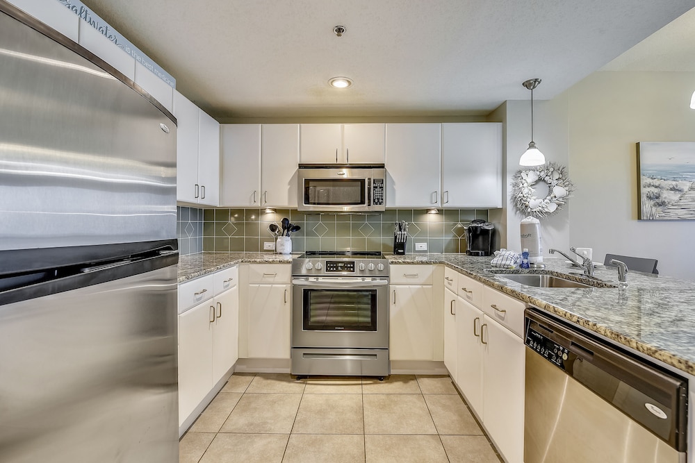 Grand Panama Beach Resort by Book That Condo