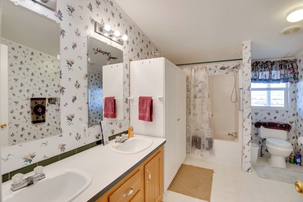 Hot Tub & Screened Patio: Getaway in Montrose!