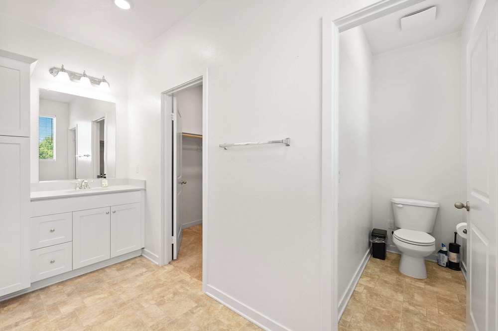 Sunny & Stylish Near LA 4BR Home w Desks & Lounge