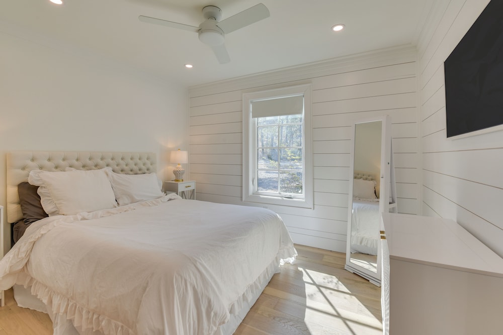 Sups & Dock at Waterfront Home in Freeport
