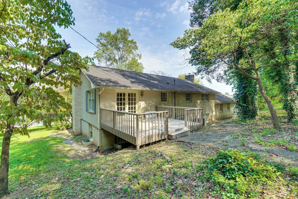 1 Mi to Dtwn: Quiet Retreat w/ Yard in Clinton