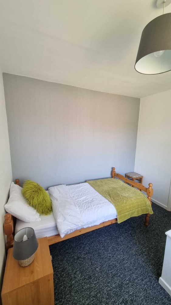 Doncaster-house-sleeps8-parking-garden