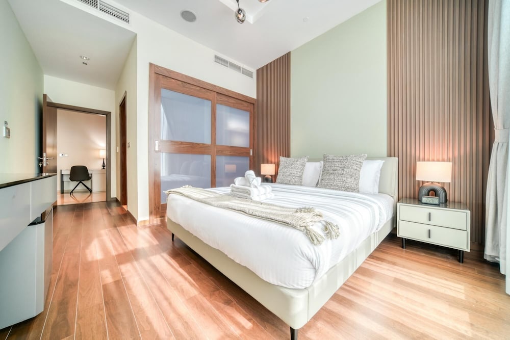 Modish Palm 3BR w Private Balcony Beach Access