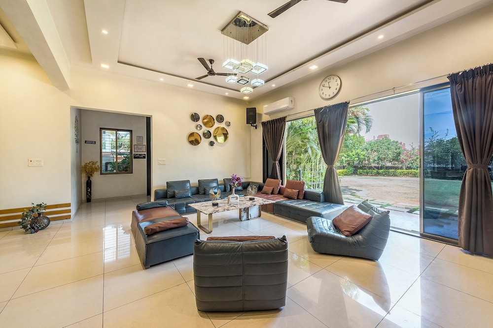Cosmicstays Luxe Oasis Pool & Bar Villa
