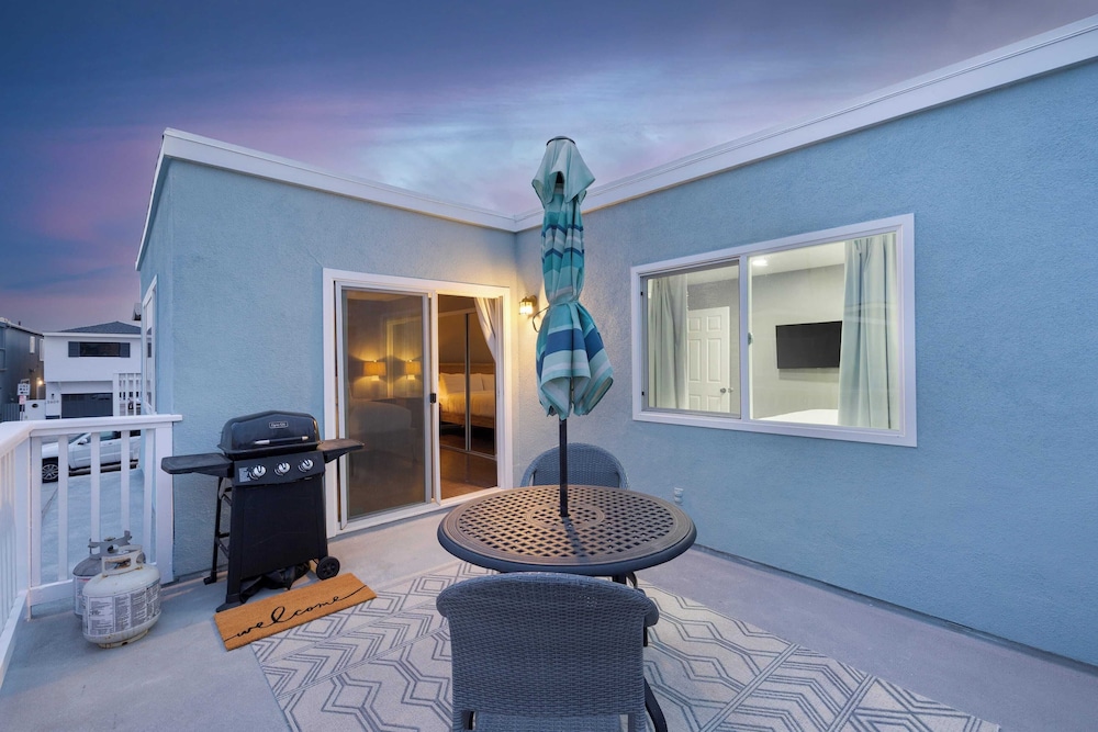 Topside Newport Rooftop Balcony + Ocean Views + Walk to Pier, Marina Village