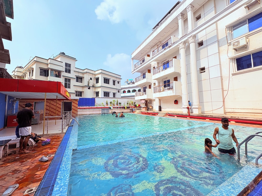 Hotel Park Prime with Swimming Pool