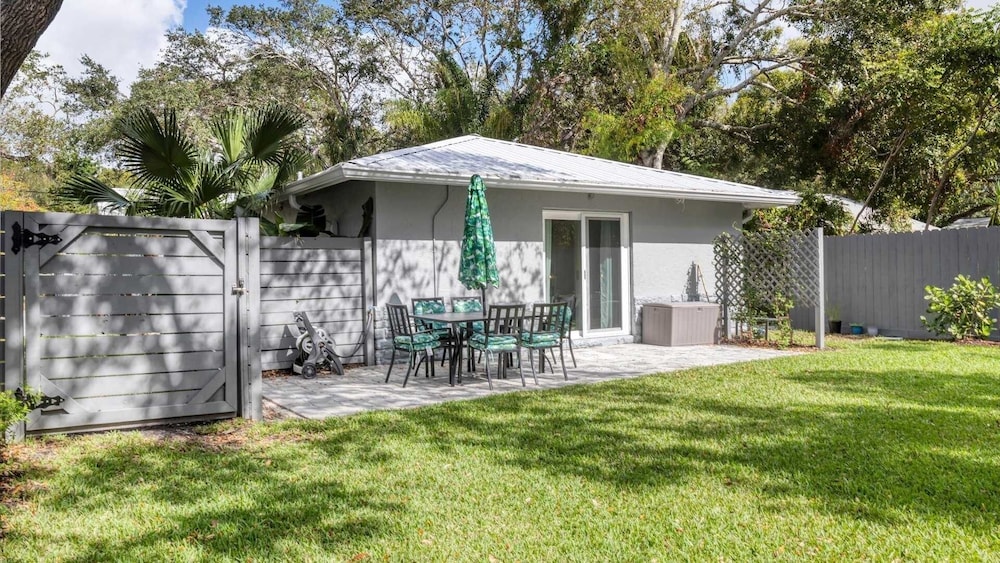 Downtown Sarasota Private Vacation Home - Minutes To Beaches, Beautiful Backyard, And Pet-friendly! 3 Bedroom Home