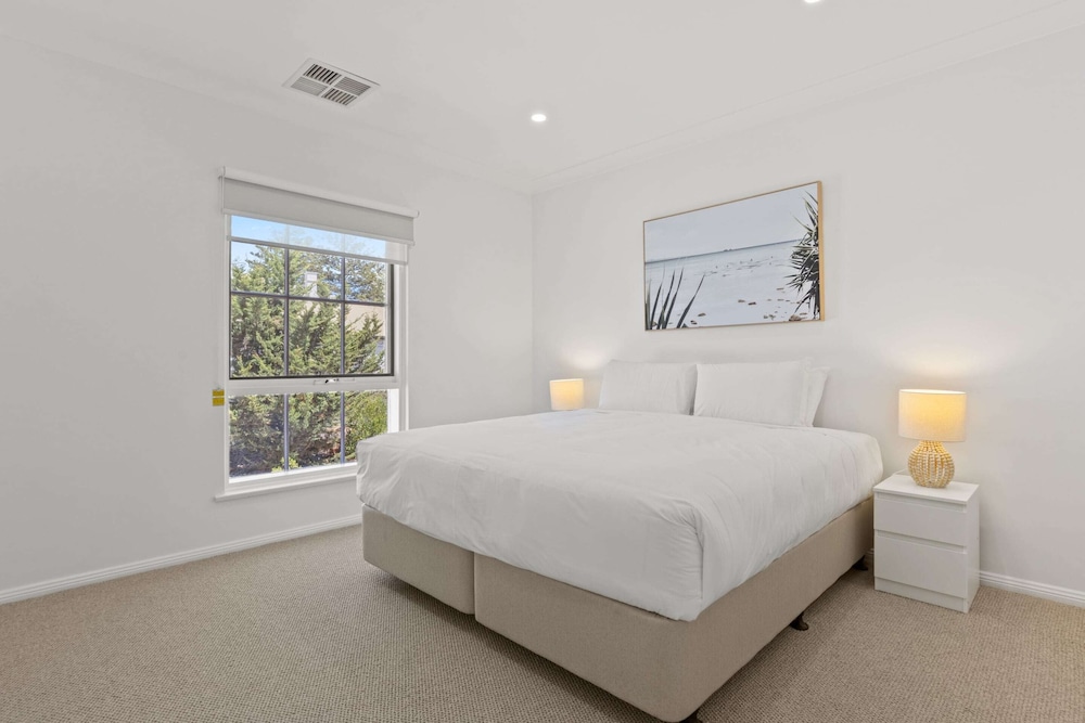 Elegant 3-bed Home From Sunny Glenelg Beach