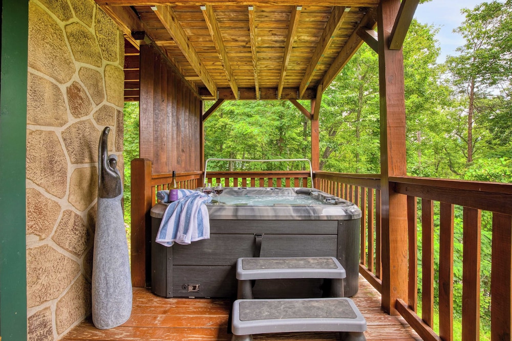 Triple Mountain View by Avantstay: Hot Tub, Game Room & Stunning Smoky Mountain Views