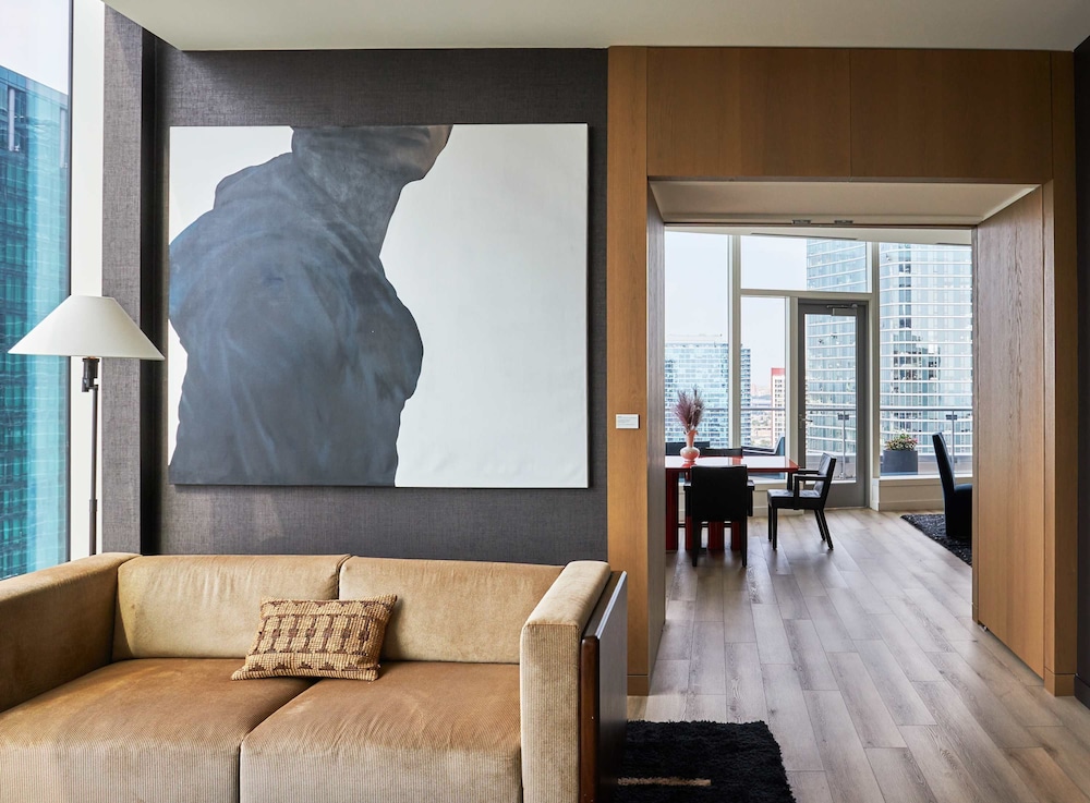 High-rise 65 Fl Apt w Lux Amenities Lake Views
