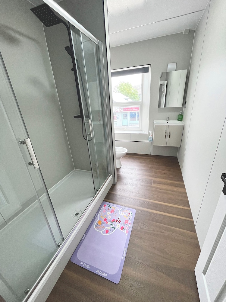 OYO Welsh Holiday Accommodation - Modern Stay