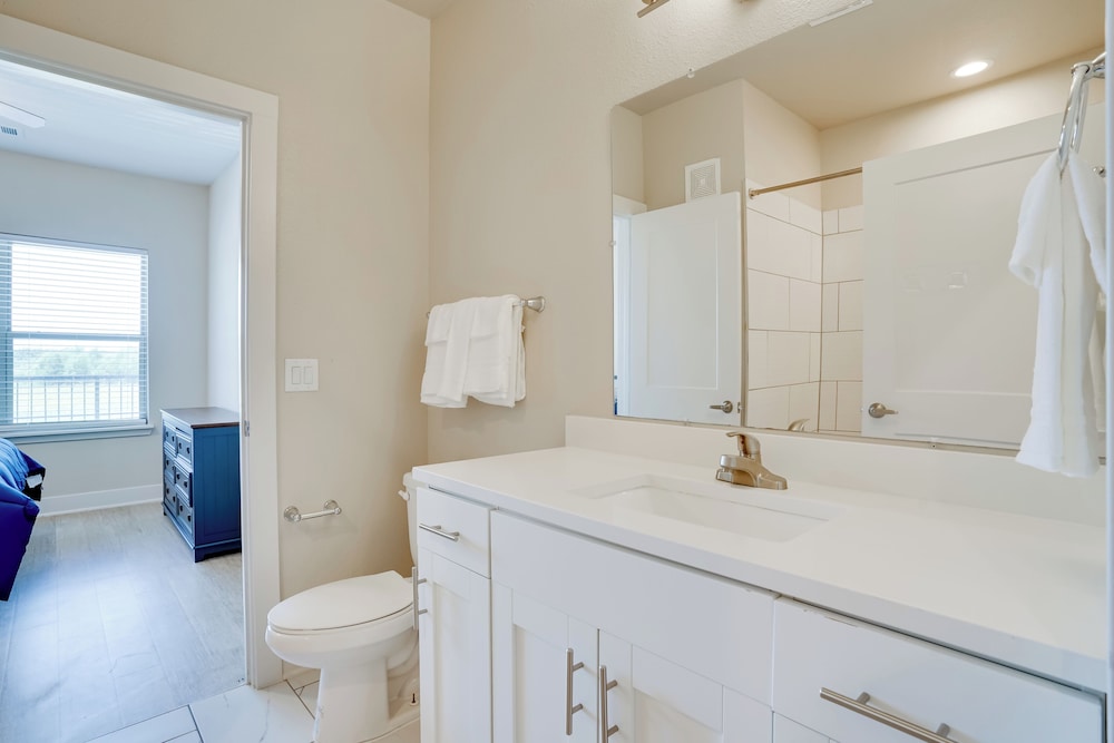 Commute to Fort Worth: Newly Built Apt w/ Pool