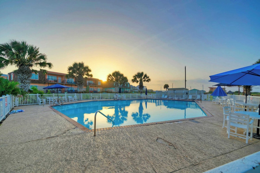 Sleeps 22 3 Condos in Beachfront Complex w/ Pool, Pickleball Island Retreat
