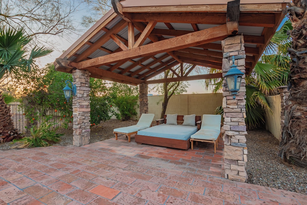 Private Paradise Valley Oasis: Hot Tub, Large Yard