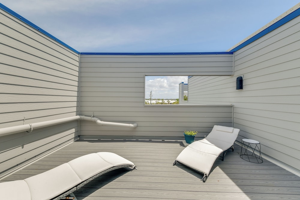 Beachfront Condo w/ Balcony on Manasota Key