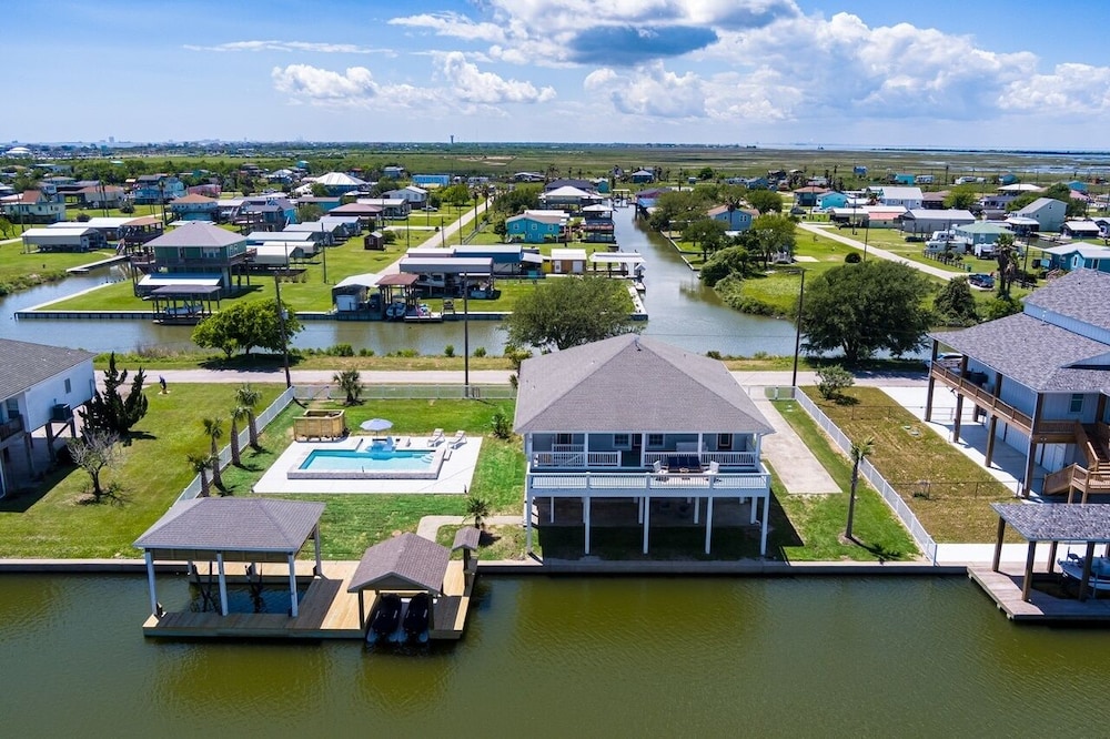 Bolivar Slam 3 Bedroom Home by RedAwning