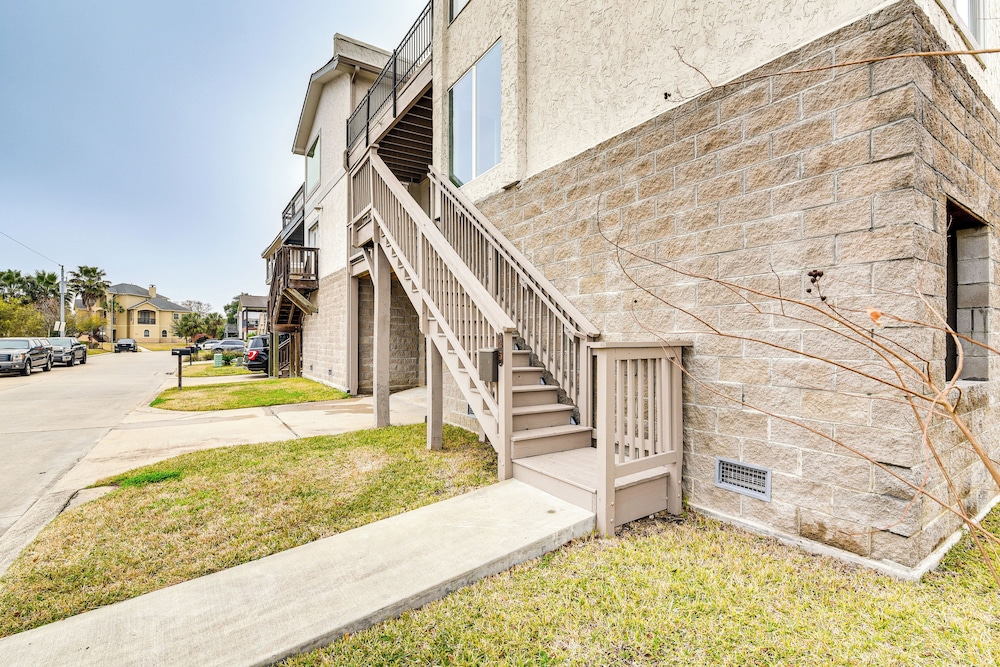 7 Mi to Kemah Boardwalk: Waterfront Houston Condo