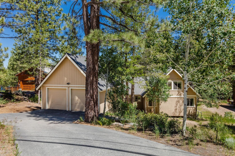 Alder Creek Paradise - Tree-lined Cabin Stay for 7