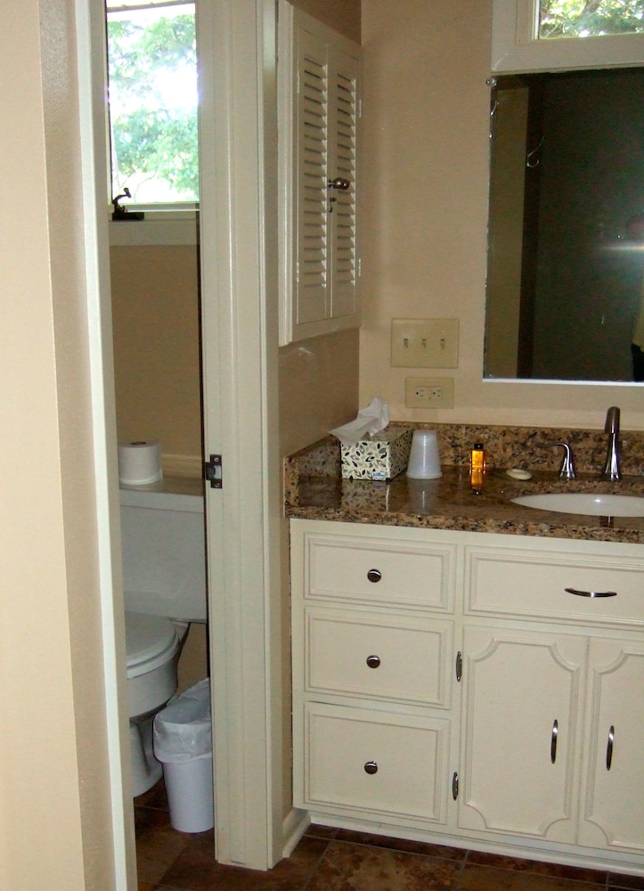 Loya's Little House Bed & Breakfast