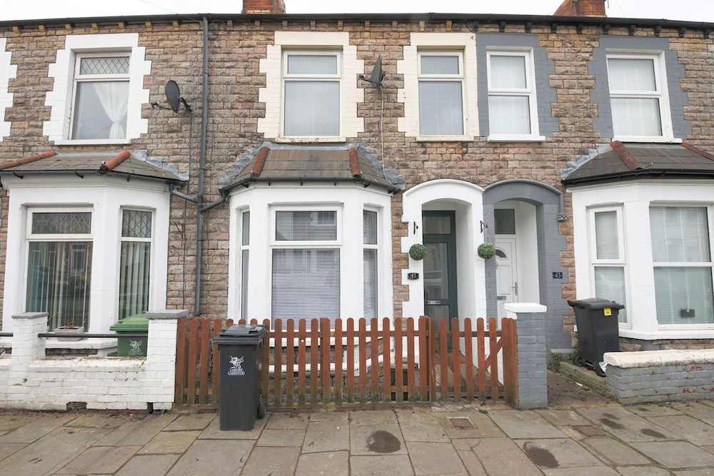3-bed House in Cardiff With Sky TV & Twin Beds view 2