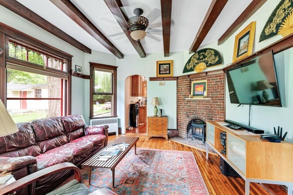 Spacious Victorian Home With Mountain Views And Lots Of Fun Extras!! 5 Bedroom Farmhouse by Redawning - Property Image 13