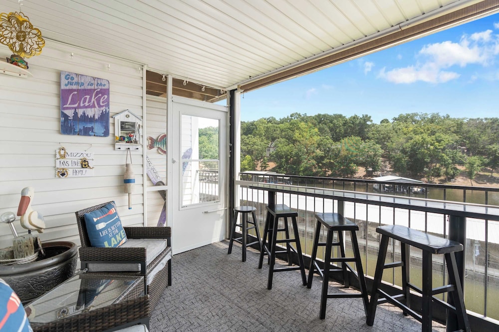 Latibe Retreat Lakefront Condo for 4 w/ Balcony & Pool Access