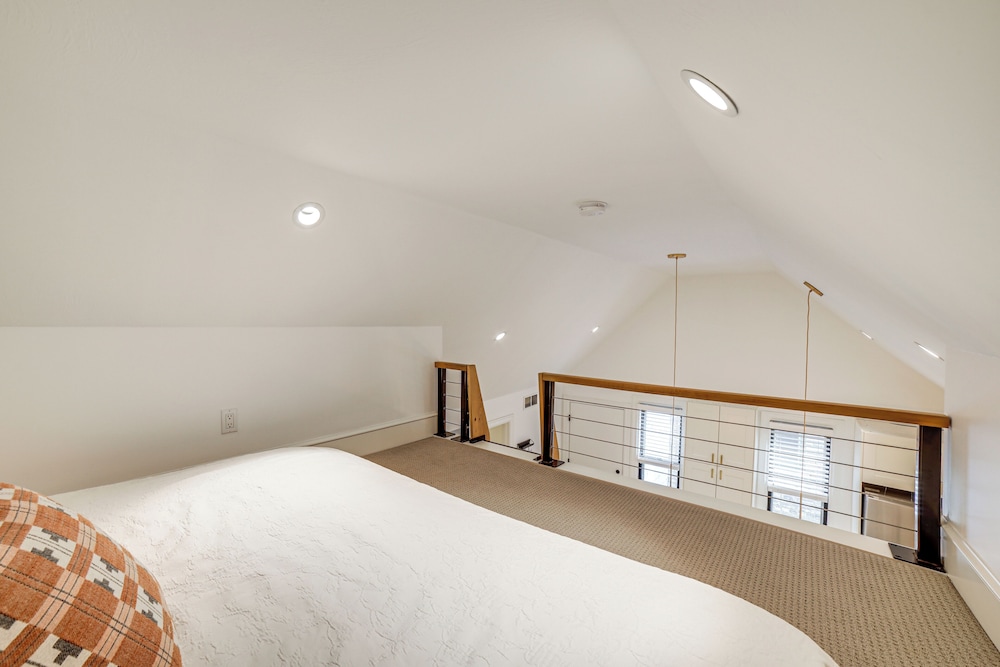 1 Mi to Dtwn Grand Rapids: Chic Condo w/ Balcony!