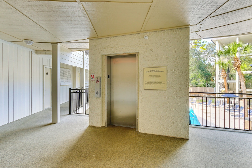 Walk to Coligny Beach Park: Condo w/ Pool Access!