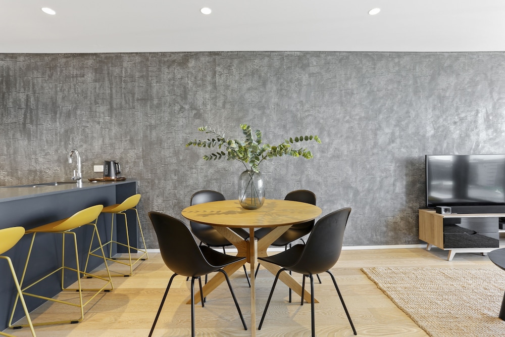 Laid back living with city views view 4