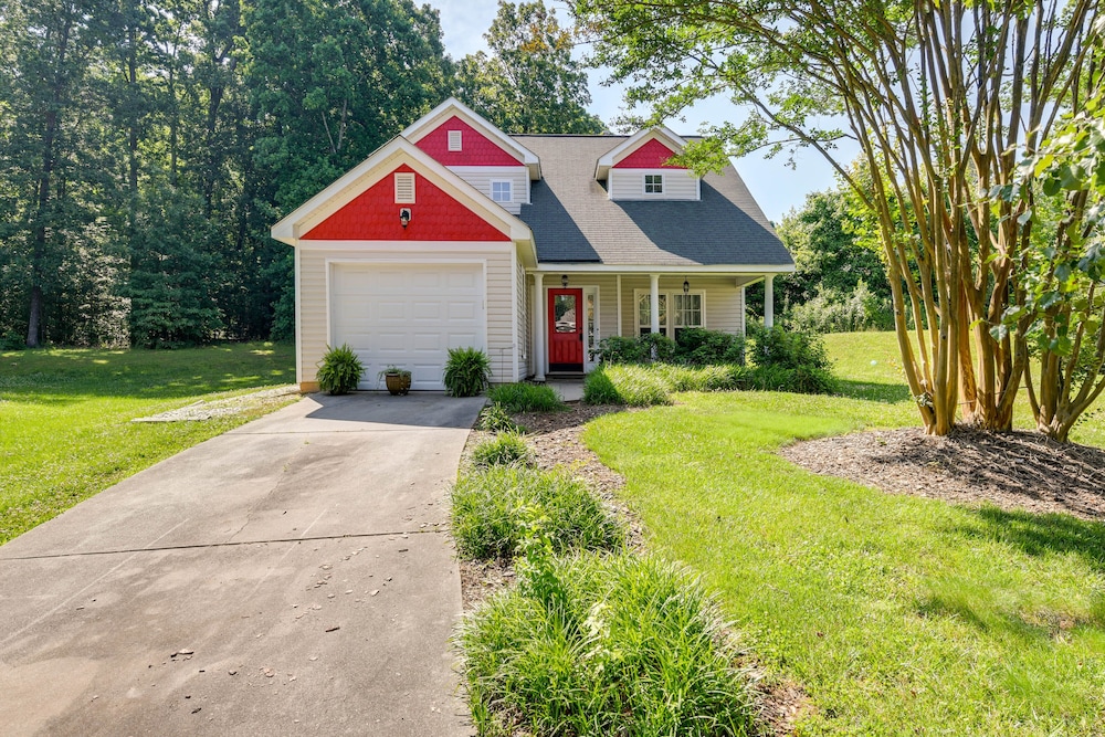 Charlotte Home ~ 9 Mi to Bank of America Stadium! view 5