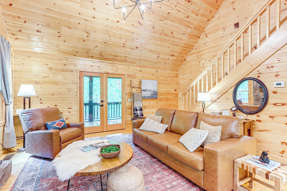 5 Mi to Dtwn Blue Ridge: Spacious Cabin w/ Hot Tub
