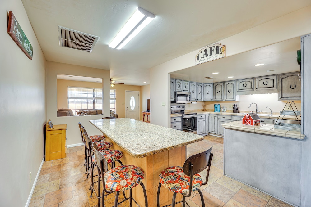 Near Golfing & Green Spaces: Florence Family Home!