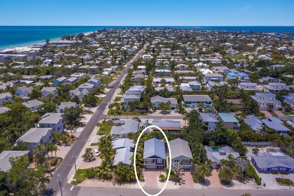 Splash Of Lime 3 Bedroom Home by RedAwning view 4