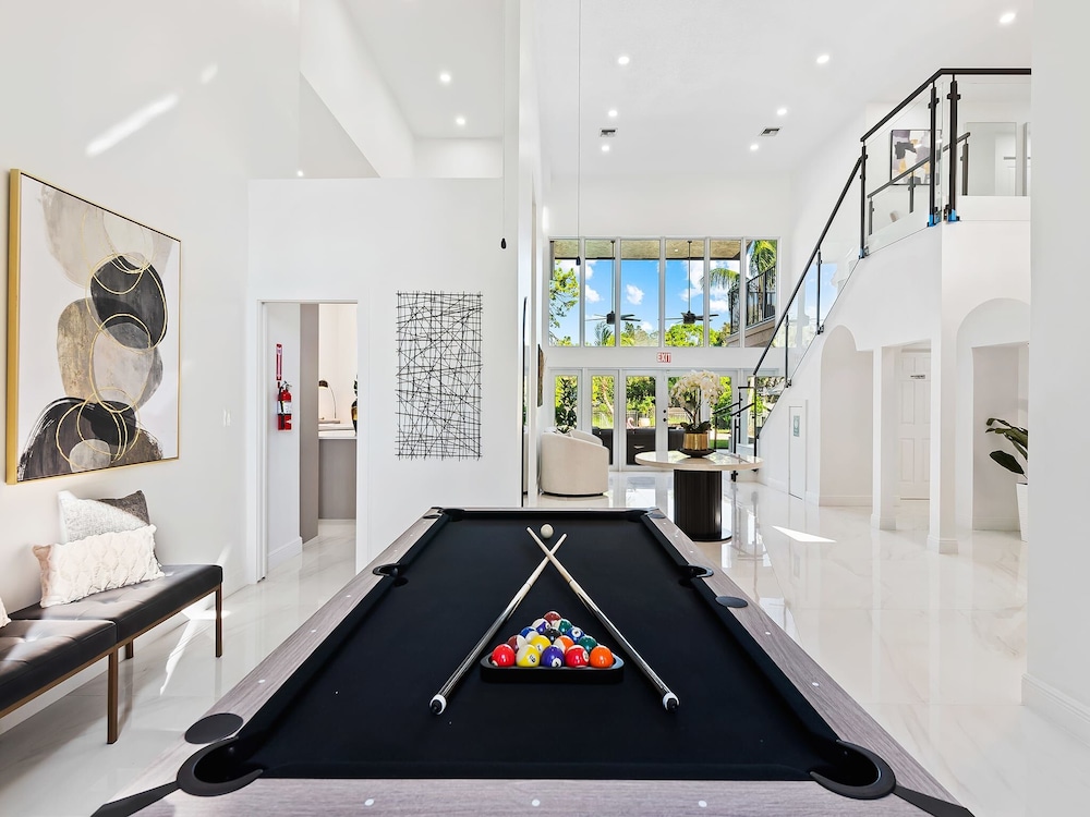 Luxurious 6-Bedroom Villa with Pool & Games