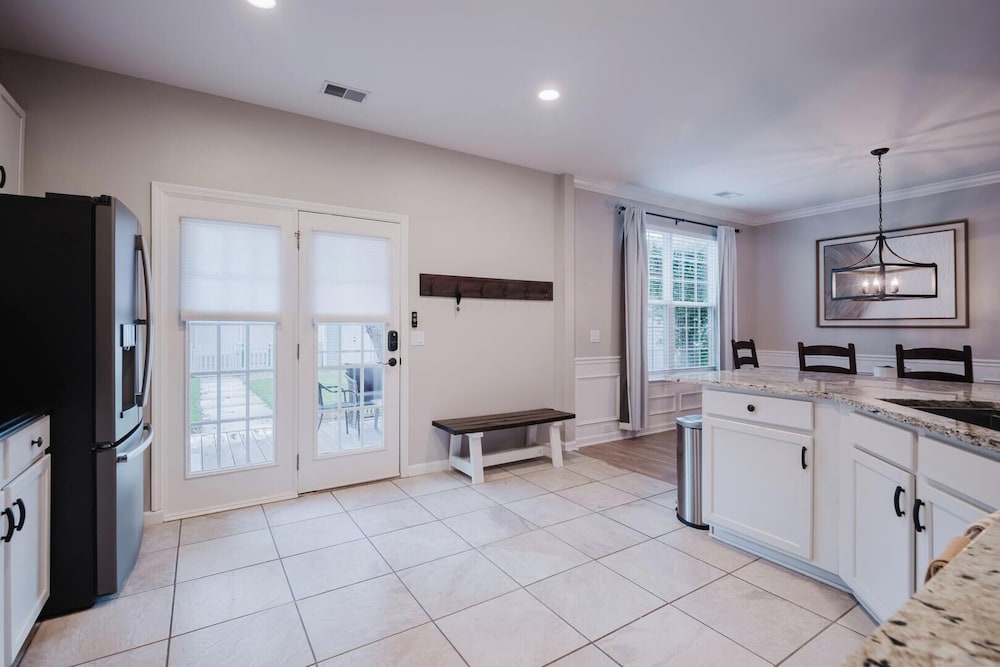 Lowcountry Lodge! In the Heart of Historic Old Town Bluffton SC